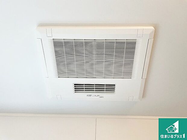 【浴室暖房乾燥機】四季を通して快適なバスライフをお手伝いする浴室暖房乾燥機！浴室の乾燥・暖房・涼風・換気はもちろん、２４時間換気にも対応！ 