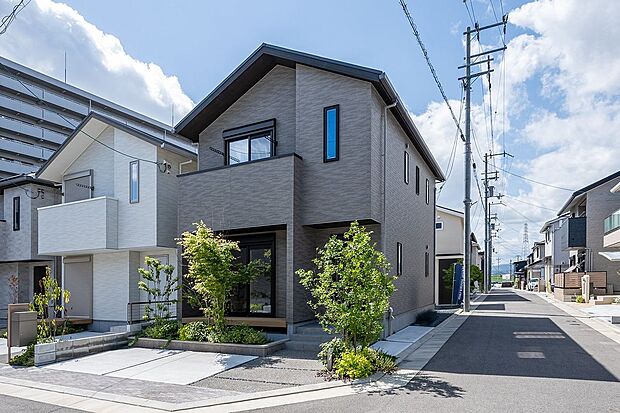 【外観】■14号地外観　外壁はセルフクリーニング機能と継ぎ目が目立ちにくいシーリングレス仕様を採用。汚れが付きにくく、美しさを長く保ちやすい設計で、日々のメンテナンスも手軽です。
