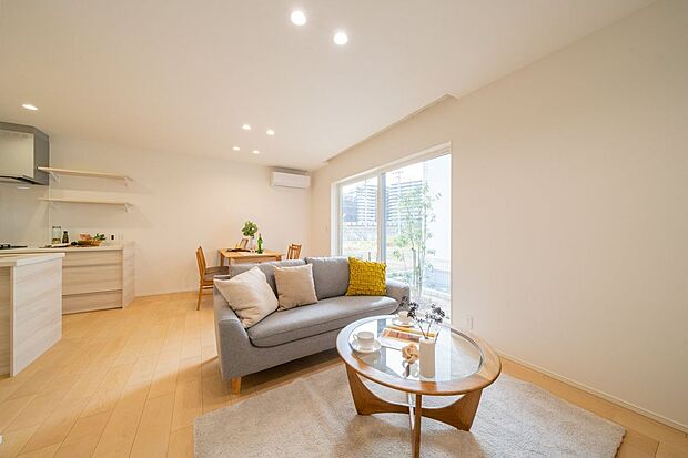 【リビング】■1号地リビング　LDKは 16.8帖。リビング階段を中心に家族がつながり、南西向きの開口部から光が差し込む心地よい空間です。