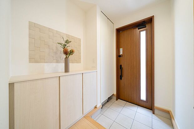 【玄関】■1号地玄関　玄関はポケットキーを採用し、荷物を持ったままでも施錠・解錠がスムーズ。土間クローク付きで靴や外出用品をまとめて置け、玄関まわりをきれいに保ちやすい設計です。