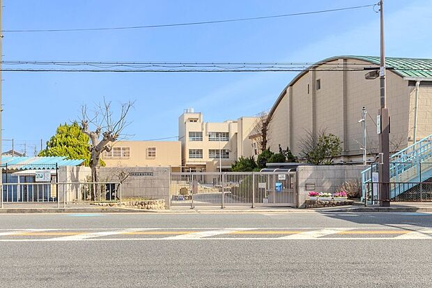 茨木市立春日小学校（約640m）