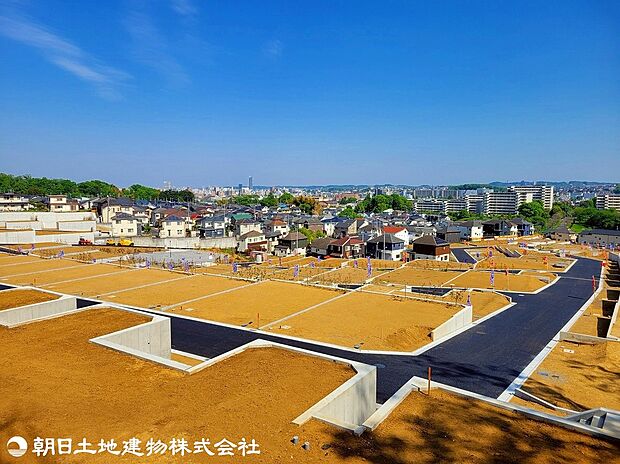 空が広く大きく感じる安らぎ溢れる住環境です。柔らかな風と緑に包まれる暮らしはいかがでしょうか。