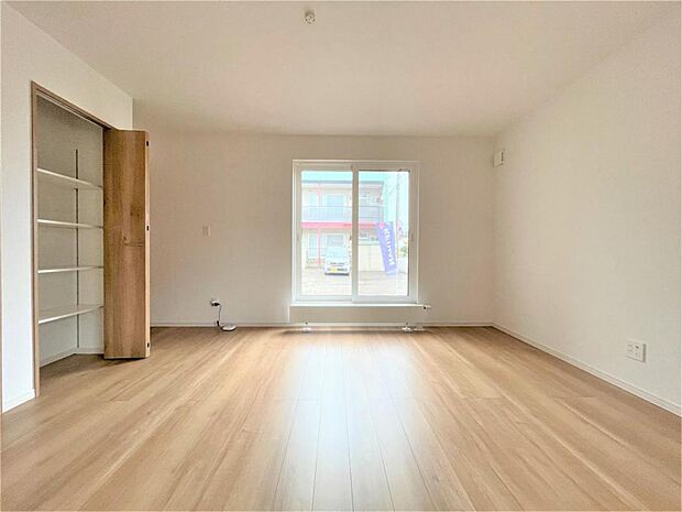 【【1号地：リビングダイニング】】【リビング】 約17帖のLDKは家具を置いても、ゆったりと家族と過ごすことができる落ち着いた空間です。