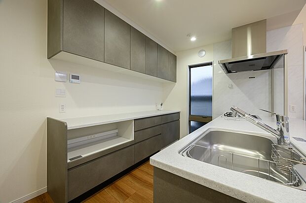 【キッチン】タカラスタンダードのキッチンはキズ汚れに強いホーローを使用。天板は人造大理石で高級感がございます。同色のカップボードは収納力はもちろんダストボックスも完備。