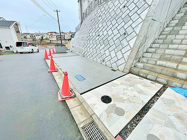 【駐車場】☆ 駐車場 ☆
嬉しいコンクリート仕上げのカースペース。雨の日も足元を気にせず外出できます。自転車、バイク置き場にも最適なスペース。