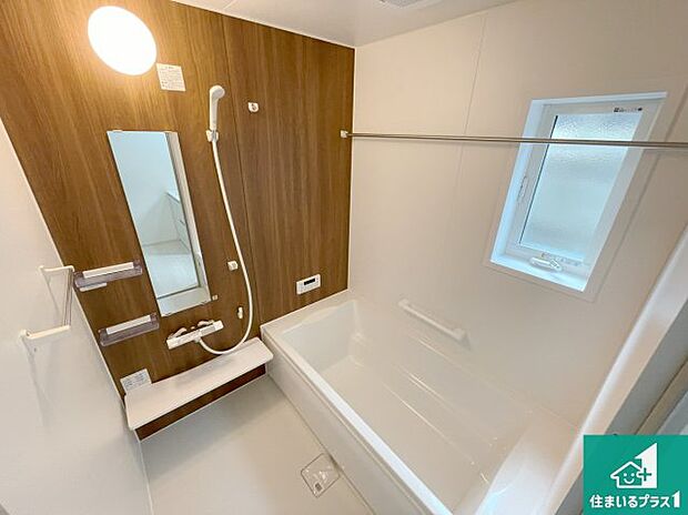 足をゆったり伸ばして寛げる浴槽です。窓が設けられていますので差し込む光が明るく穏やかな雰囲気にしてくれます♪浴室乾燥機も設置しているので、雨の日の洗濯物も安心です♪