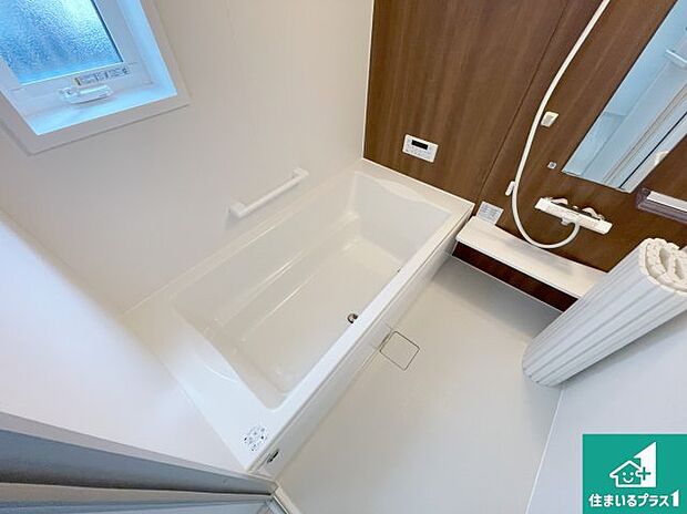 足をゆったり伸ばして寛げる浴槽です。窓が設けられていますので差し込む光が明るく穏やかな雰囲気にしてくれます♪浴室乾燥機も設置しているので、雨の日の洗濯物も安心です♪