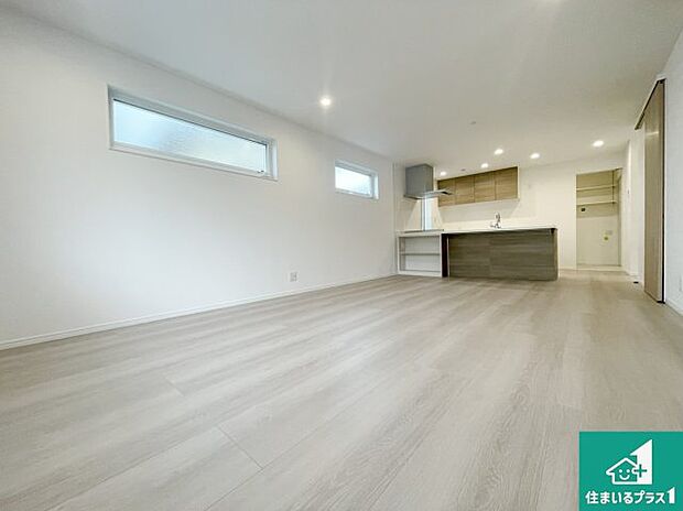 シンプルなリビングは、観葉植物等のインテリアを楽しめますね!パパ好みにも、ママ好みにも家具次第で雰囲気を変えることができます!