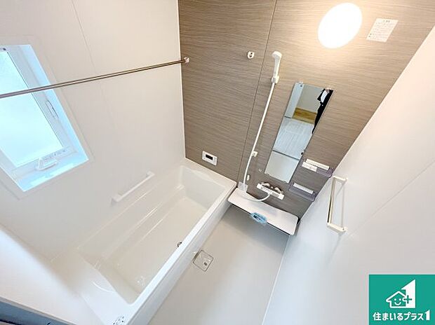 足をゆったり伸ばして寛げる浴槽です。窓が設けられていますので差し込む光が明るく穏やかな雰囲気にしてくれます♪浴室乾燥機も設置しているので、雨の日の洗濯物も安心です♪