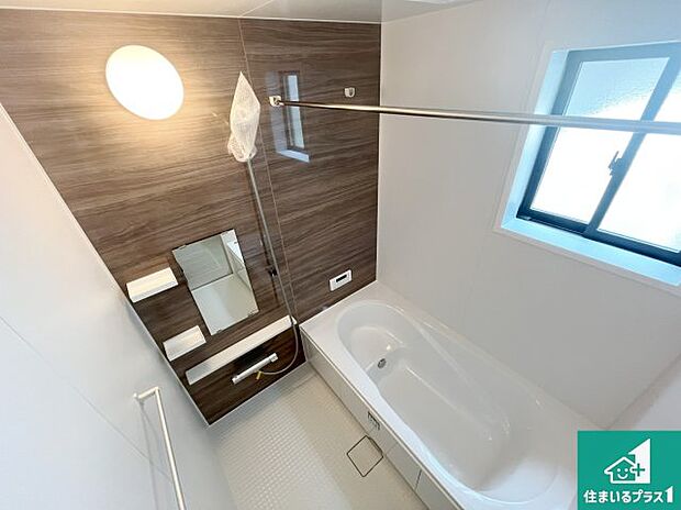足をゆったり伸ばして寛げる浴槽です。窓が設けられていますので差し込む光が明るく穏やかな雰囲気にしてくれます♪浴室乾燥機も設置しているので、雨の日の洗濯物も安心です♪