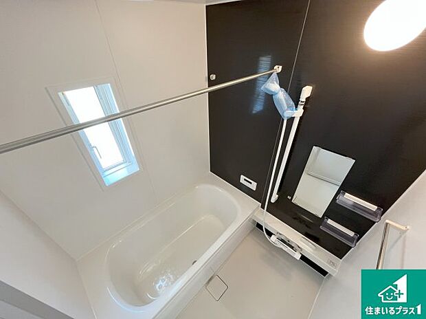 足をゆったり伸ばして寛げる浴槽です。窓が設けられていますので差し込む光が明るく穏やかな雰囲気にしてくれます♪浴室乾燥機も設置しているので、雨の日の洗濯物も安心です♪