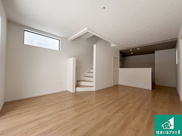 シンプルなリビングは、観葉植物等のインテリアを楽しめますね!パパ好みにも、ママ好みにも家具次第で雰囲気を変えることができます!