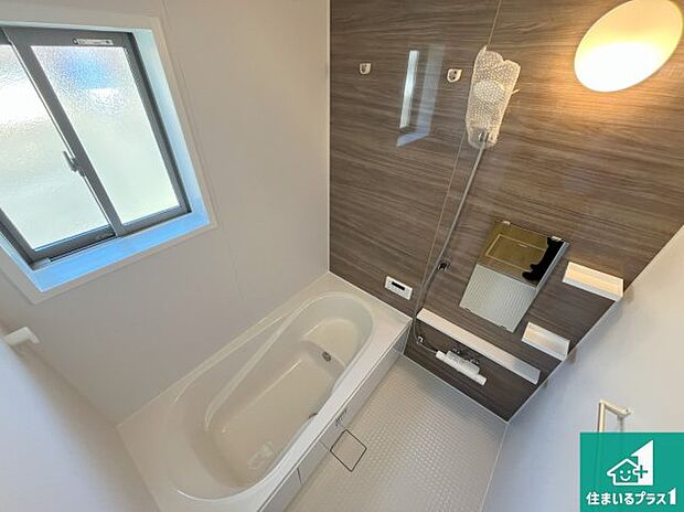 足をゆったり伸ばして寛げる浴槽です。窓が設けられていますので差し込む光が明るく穏やかな雰囲気にしてくれます♪浴室乾燥機も設置しているので、雨の日の洗濯物も安心です♪