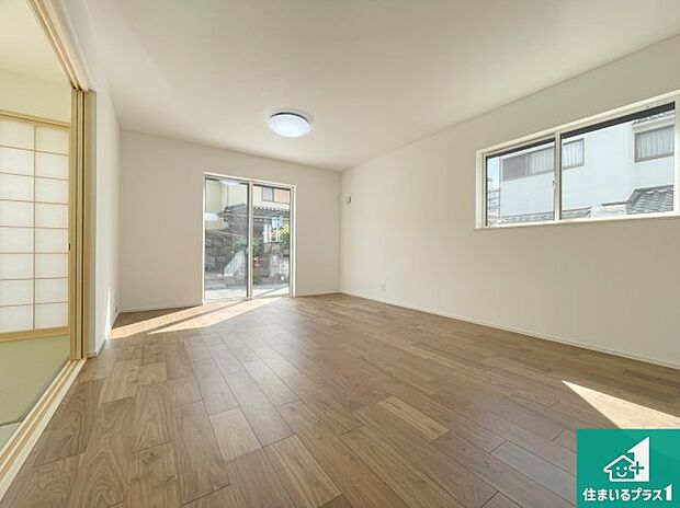 シンプルなリビングは、観葉植物等のインテリアを楽しめますね！パパ好みにも、ママ好みにも家具次第で雰囲気を変えることができます！