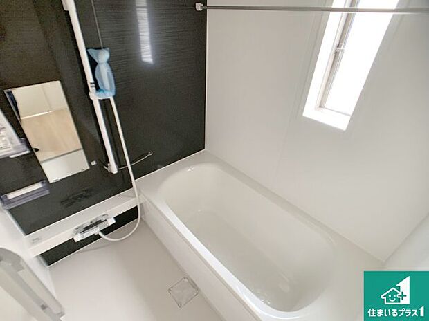 足をゆったり伸ばして寛げる浴槽です。窓が設けられていますので差し込む光が明るく穏やかな雰囲気にしてくれます♪浴室乾燥機も設置しているので、雨の日の洗濯物も安心です♪