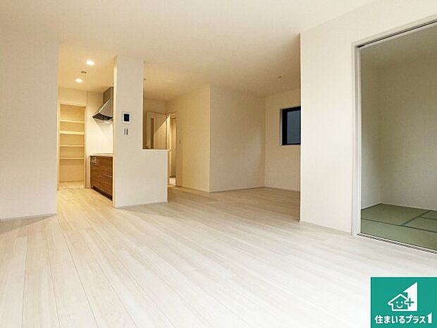 シンプルなリビングは、観葉植物等のインテリアを楽しめますね！パパ好みにも、ママ好みにも家具次第で雰囲気を変えることができます！