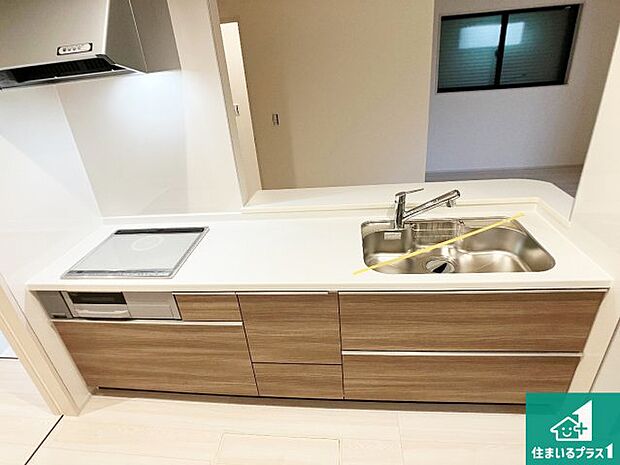 リビングと統一感があり、使い勝手のいいキッチン。広々としているので、二人並んで作業が出来ちゃいます。お子様と一緒に色々なお料理に挑戦できるスペースがあります。