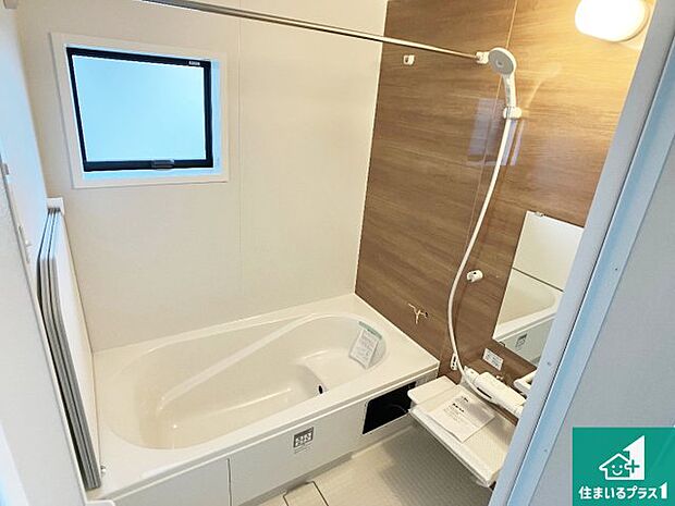 足をゆったり伸ばして寛げる浴槽です。窓が設けられていますので差し込む光が明るく穏やかな雰囲気にしてくれます♪浴室乾燥機も設置しているので、雨の日の洗濯物も安心です♪