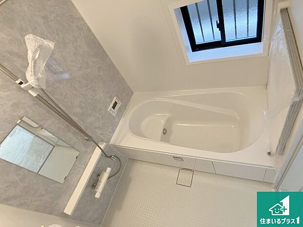 足をゆったり伸ばして寛げる浴槽です。窓が設けられていますので差し込む光が明るく穏やかな雰囲気にしてくれます♪浴室乾燥機も設置しているので、雨の日の洗濯物も安心です♪
