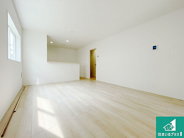 シンプルなリビングは、観葉植物等のインテリアを楽しめますね！パパ好みにも、ママ好みにも家具次第で雰囲気を変えることができます！