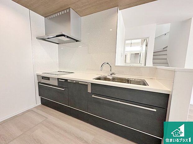 リビングと統一感があり、使い勝手のいいキッチン。広々としているので、二人並んで作業が出来ちゃいます。お子様と一緒に色々なお料理に挑戦できるスペースがあります。