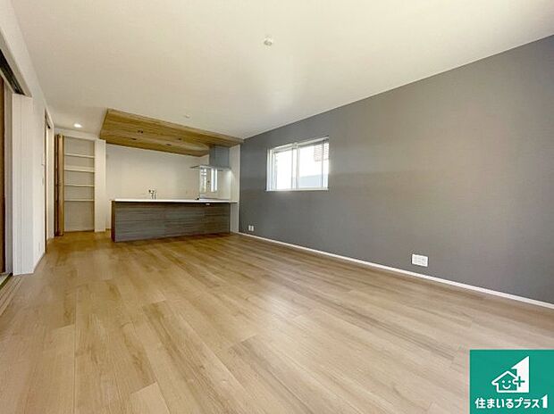 日当たり良好の明るいリビングで朝の目覚めもスッキリできそう!対面キッチンでご家族のコミュニケーションも自然と増える設計!小さなお子様が遊ぶスペースを作っても広々とくつろげるLDK!