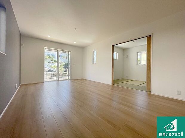 シンプルなリビングは、観葉植物等のインテリアを楽しめますね!パパ好みにも、ママ好みにも家具次第で雰囲気を変えることができます!