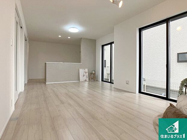 シンプルなリビングは、観葉植物等のインテリアを楽しめますね！パパ好みにも、ママ好みにも家具次第で雰囲気を変えることができます！