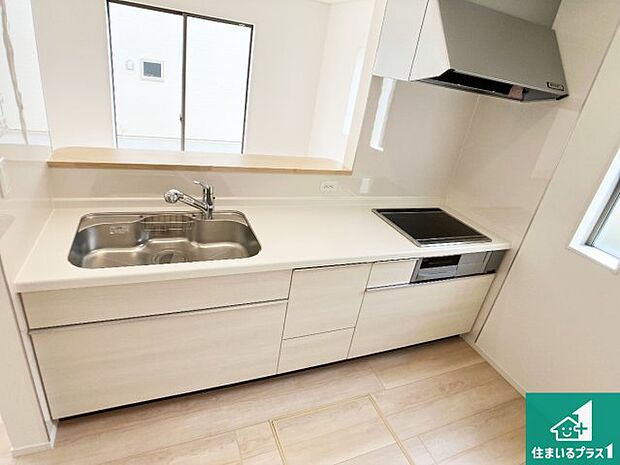 リビングと統一感があり、使い勝手のいいキッチン。広々としているので、二人並んで作業が出来ちゃいます。お子様と一緒に色々なお料理に挑戦できるスペースがあります。