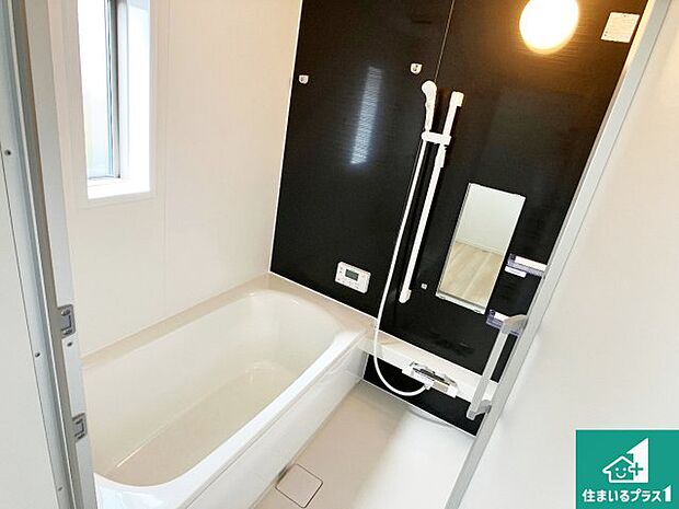 足をゆったり伸ばして寛げる浴槽です。窓が設けられていますので差し込む光が明るく穏やかな雰囲気にしてくれます♪浴室乾燥機も設置しているので、雨の日の洗濯物も安心です♪