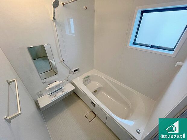 足をゆったり伸ばして寛げる浴槽です。窓が設けられていますので差し込む光が明るく穏やかな雰囲気にしてくれます♪浴室乾燥機も設置しているので、雨の日の洗濯物も安心です♪