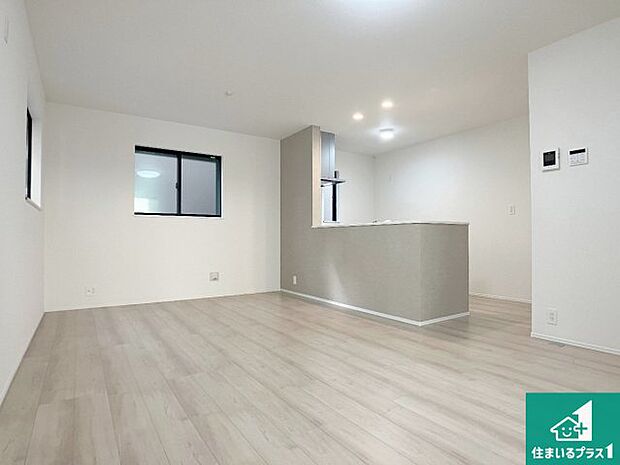 シンプルなリビングは、観葉植物等のインテリアを楽しめますね!パパ好みにも、ママ好みにも家具次第で雰囲気を変えることができます!