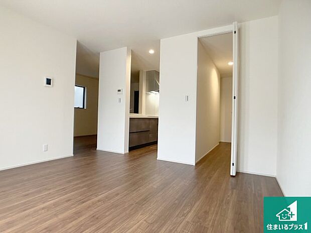 シンプルなリビングは、観葉植物等のインテリアを楽しめますね!パパ好みにも、ママ好みにも家具次第で雰囲気を変えることができます!