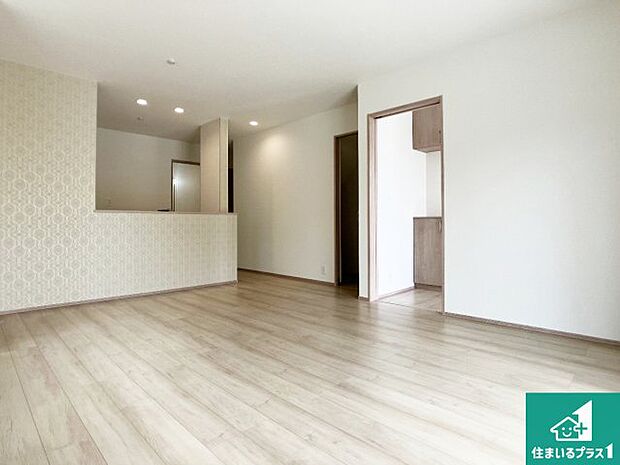 明るいリビングで朝の目覚めもスッキリできそう！対面キッチンでご家族のコミュニケーションも自然と増える設計！小さなお子様が遊ぶスペースを作っても広々とくつろげるLDK！