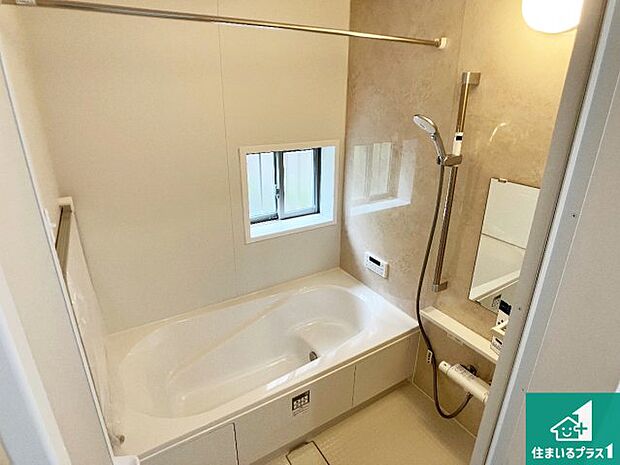 足をゆったり伸ばして寛げる浴槽です。窓が設けられていますので差し込む光が明るく穏やかな雰囲気にしてくれます♪浴室乾燥機も設置しているので、雨の日の洗濯物も安心です♪