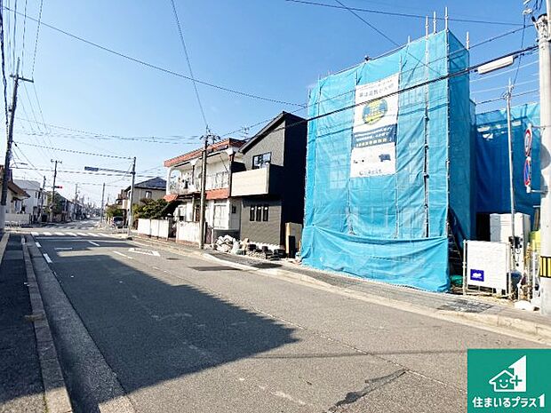 周辺は落ち着いた街並みの住宅地！子育てがしやすい住環境です！まだ未完成ですが、現地でしかわからない事もございます。是非一度ご覧ください。