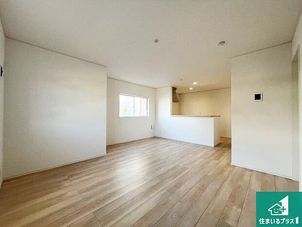 シンプルなリビングは、観葉植物等のインテリアを楽しめますね！パパ好みにも、ママ好みにも家具次第で雰囲気を変えることができます！