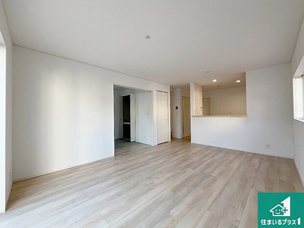 日当たり良好の明るいリビングで朝の目覚めもスッキリできそう!対面キッチンでご家族のコミュニケーションも自然と増える設計!小さなお子様が遊ぶスペースを作っても広々とくつろげるLDK!