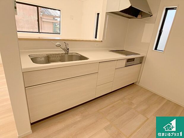 明るいリビングで朝の目覚めもスッキリできそう！対面キッチンでご家族のコミュニケーションも自然と増える設計！小さなお子様が遊ぶスペースを作っても広々とくつろげるLDK！