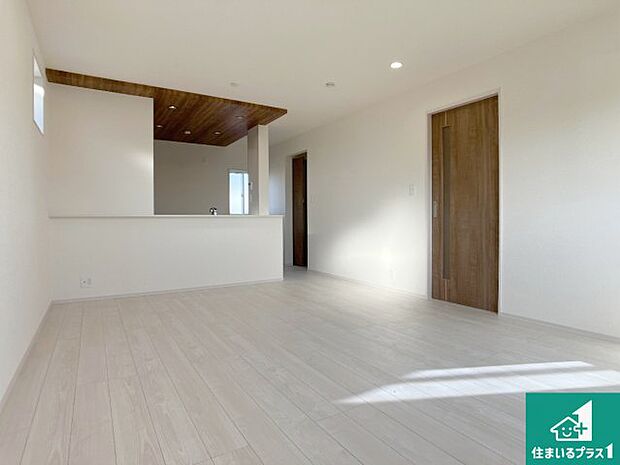 シンプルなリビングは、観葉植物等のインテリアを楽しめますね!パパ好みにも、ママ好みにも家具次第で雰囲気を変えることができます!