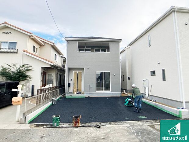 周辺は落ち着いた街並みの住宅地!子育てがしやすい住環境です!まだ未完成ですが、現地でしかわからない事もございます。是非一度ご覧ください。