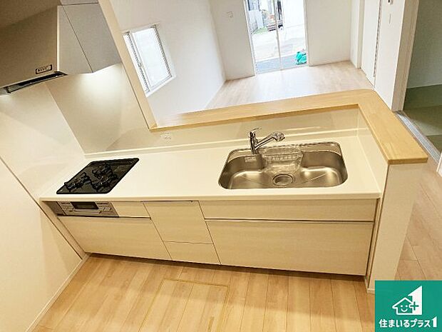 明るいリビングで朝の目覚めもスッキリできそう!対面キッチンでご家族のコミュニケーションも自然と増える設計!小さなお子様が遊ぶスペースを作っても広々とくつろげるLDK!