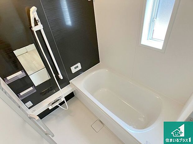 足をゆったり伸ばして寛げる浴槽です。窓が設けられていますので差し込む光が明るく穏やかな雰囲気にしてくれます♪浴室乾燥機も設置しているので、雨の日の洗濯物も安心です♪