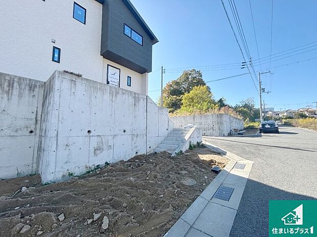 周辺は落ち着いた街並みの住宅地!子育てがしやすい住環境です!まだ未完成ですが、現地でしかわからない事もございます。是非一度ご覧ください。