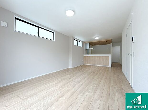 シンプルなリビングは、観葉植物等のインテリアを楽しめますね！パパ好みにも、ママ好みにも家具次第で雰囲気を変えることができます！