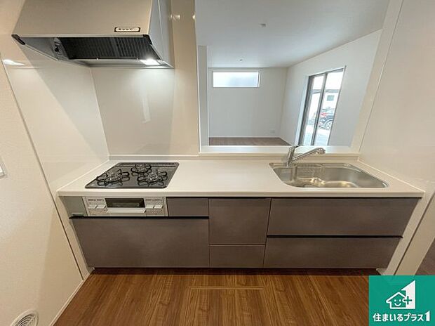 リビングと統一感があり、使い勝手のいいキッチン。広々としているので、二人並んで作業が出来ちゃいます。お子様と一緒に色々なお料理に挑戦できるスペースがあります。