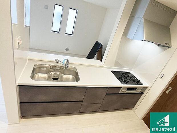 明るいリビングで朝の目覚めもスッキリできそう！対面キッチンでご家族のコミュニケーションも自然と増える設計！小さなお子様が遊ぶスペースを作っても広々とくつろげるLDK！