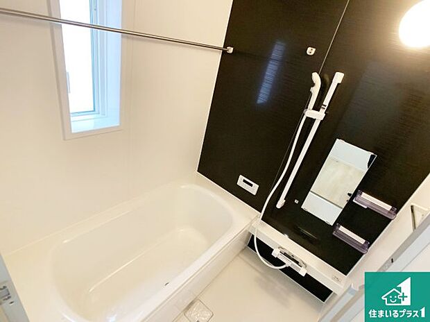 足をゆったり伸ばして寛げる浴槽です。窓が設けられていますので差し込む光が明るく穏やかな雰囲気にしてくれます♪浴室乾燥機も設置しているので、雨の日の洗濯物も安心です♪