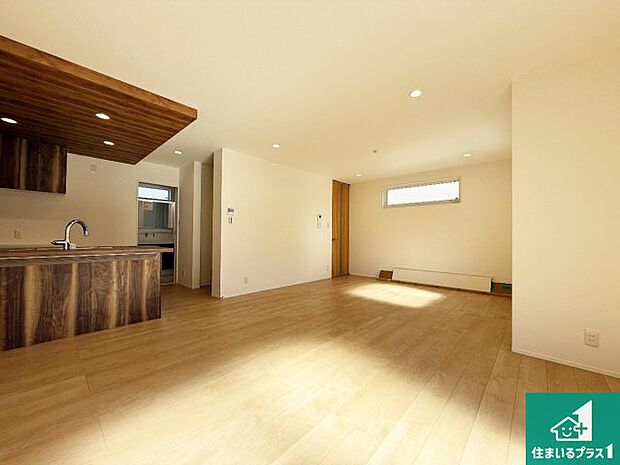 シンプルなリビングは、観葉植物等のインテリアを楽しめますね!パパ好みにも、ママ好みにも家具次第で雰囲気を変えることができます!