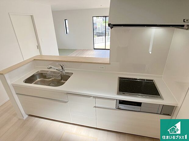 リビングと統一感があり、使い勝手のいいキッチン。広々としているので、二人並んで作業が出来ちゃいます。お子様と一緒に色々なお料理に挑戦できるスペースがあります。